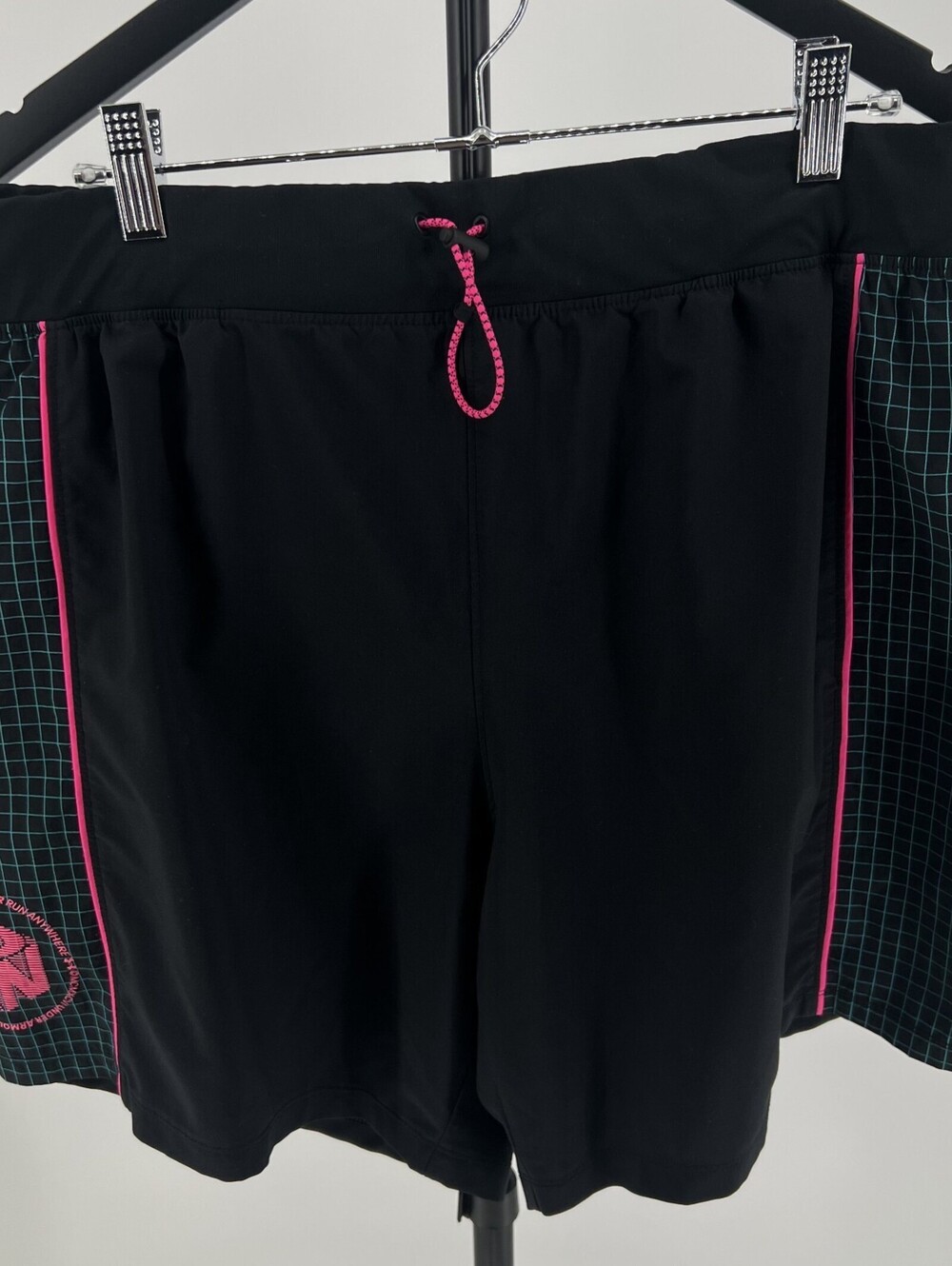 Under Armour Men's Size XL running shorts graphic details